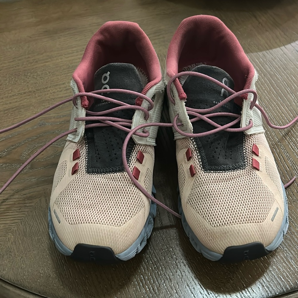 On Running Blush and Charcoal Sneakers Used missing in soles size 7